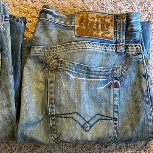 Lågmidjade jeans - Säljer dessa jeans pga för stora tyvärr :( Finns ingen exakt mått, dock mätt själv ca 43 cm på midjan tvärs över och innerben ca 89cm. För långa på mig som är 169 lång så skulle tro passar runt 173+ långa. Mycket bra skick, kontakta vid fler frågor❤️