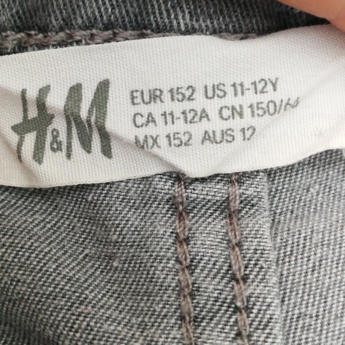 Gråa jeans shorts strl 152 (11-12 år)  - 90