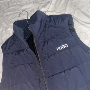 Hugo Boss väst - Marinblå Hugo Boss bäst, så gott som ny, jättebra skick, ordinarie pris 3000kr