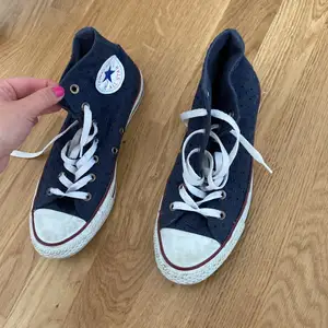 Fina marinblå Converse med prickigt material💕  Köpare står för frakt 🌸