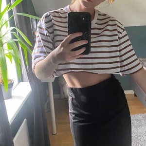 Oversized topp🤎🤍 - Säljer min egenkroppade t-shirt då den inte kommer till användning längre❤️ den är i ett jättebra skick🤎 köparen står för frakten🤩⭐️