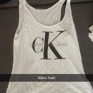 Calvin Klein linne - Calvin Klein linne i storlek XS använd någon få gång men fortfarande i fint skick 50kr+ frakt 