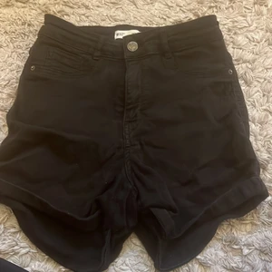 Shorts  - Svarta shorts från Gina. Modell Molly och storlek S. Använda men fint skick. 
