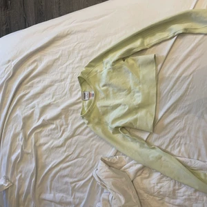 Gymshark tröja - Lång ärmad ljus grön tröja men tumm hål och en öppning i ryggen, aldrig använd 