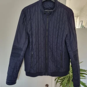 Stilren Calvin Klein jacka till höst, Strl M. - Jackan är i mycket gott skick och inte använd mycket, jag är 179cm så M är riktigt bra passform. Stilrena detaljer runt om hela jackan.