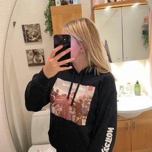 One Direction  - One Direction hoodie med tryck på bröst, rygg och arm. Trycket är deras ”Take me home” album med låtarna från albumet på ryggen. Står ”One Direction” på ärmen. Storlek S, lite liten på mig så därför säljer jag🥰 frakt tillkommer 