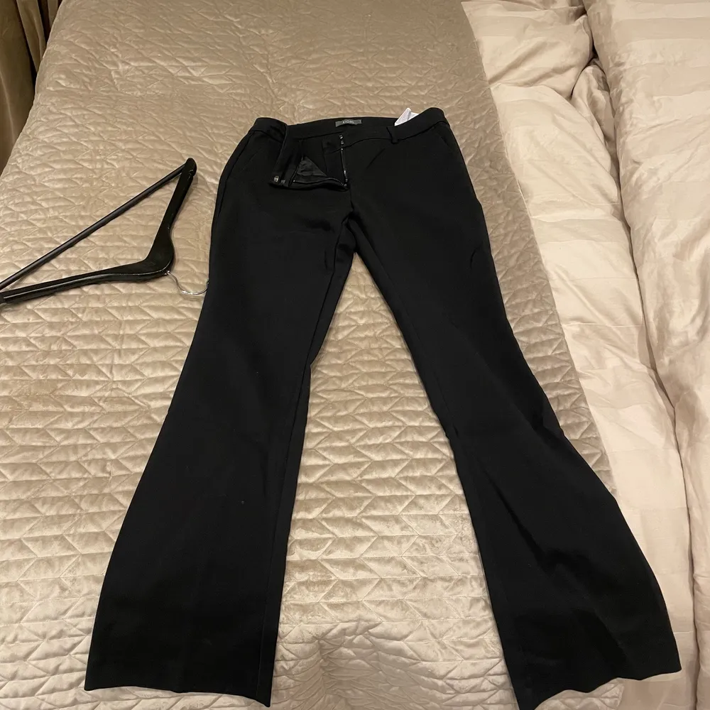 Svarta lågmidjade kostymbyxor. Kan säljas billigare vid snabb affär. Jag är 168 cm lång för längd referens. Jeans & Byxor.