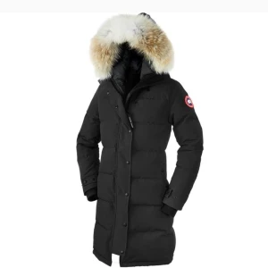 Canada goose  - Säljer min Canada Goose jacka pga att jag har köpt en ny och använder inte denna modellen längre. Använd under 1 vinter❄️😍 (har tyvärr inte sparat kvittot, köpt på johnells)