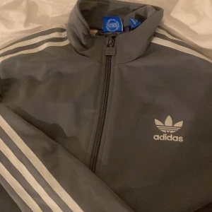 Adidas kofta - Grå adidas kofta, kommer ej t användning.  ( frakt varear )