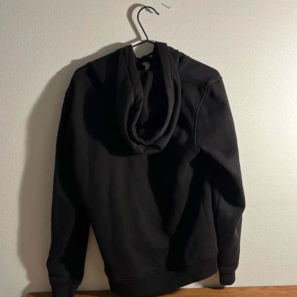 En jätte fin 2PAC hoodie i bra skick. Endast använd ett fåtal gånger. Nypris 500kr säljer för 300kr+frakt.. Hoodies.