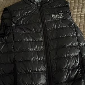 Väst - Säljer för ja inte använder den  den är använd bara en gång