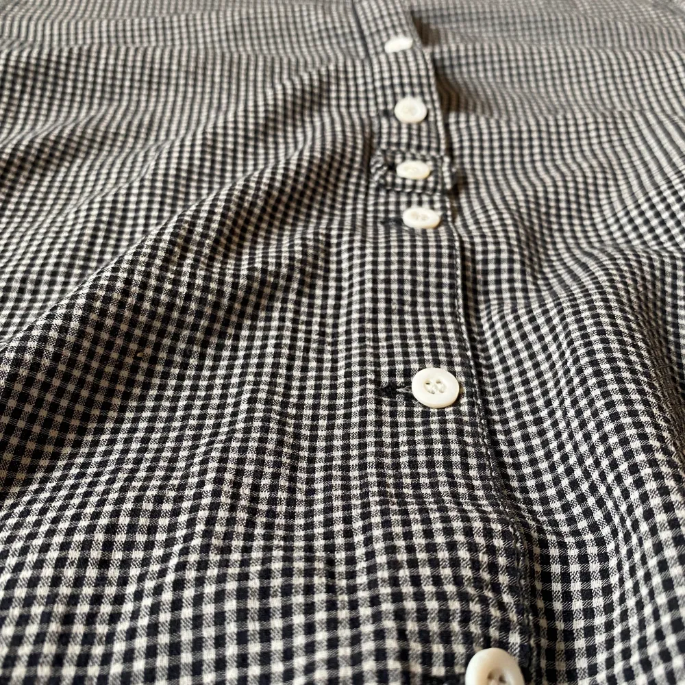 En svart vit rutig skjorta från whyred med medel långa ärmar:). Skjortor.