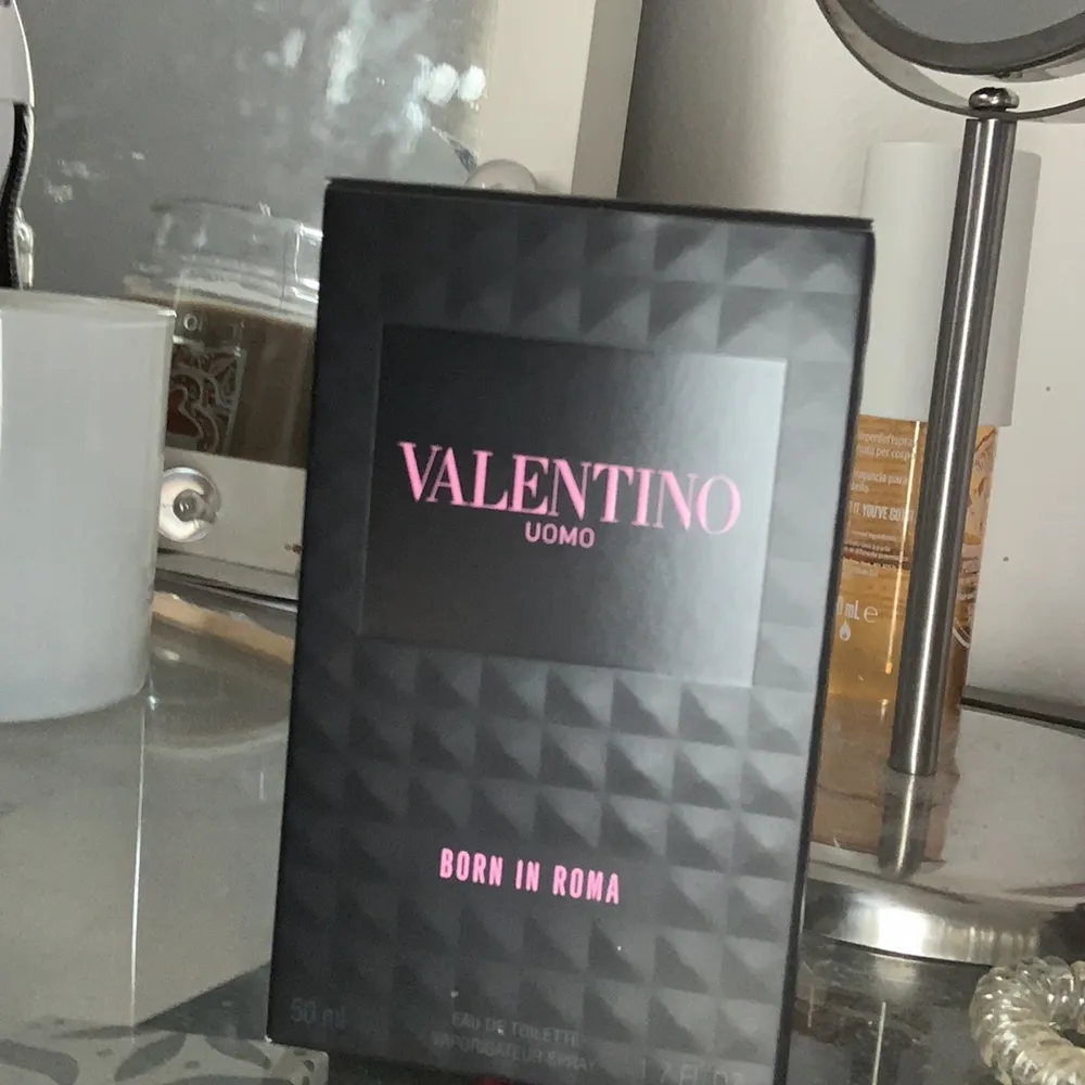 Jätte fin o cool valentino parfym som luktar hur gått som helst, den är helt full endast annvönd en eller två gånger, köpt för 700, du får med kartongen!!❤️❤️❤️(pris kan diskuteras). Övrigt.