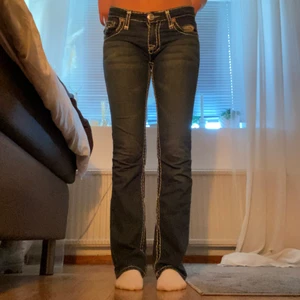 True religion jeans strl 30 - Jättefina true religion jeans jag köpte på Sellpy men som ej kommer till användning:/ strl är 30 i usa men skulle säga att de passar S. (Jag är 168 lång) Öppen för budning! Köpare står för frakt🫶