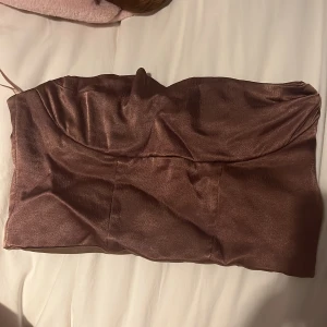 Zara - Topp från zara. Toppen är brun/lila 