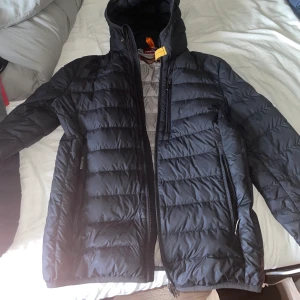 Parajumper jacka - Parajumper jacka storlek S  Använd i  1 år  Litet hål nere vid höger arm men syns inte