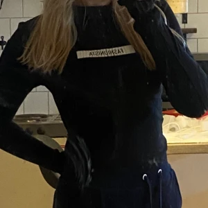 Tröja - En fin ganska basic tröja💞 Bra skick, sitter tajt på xs-s🫶 Möts upp eller frakta💕