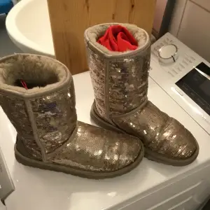 Säljer åkta ugg boots som är i mycket bra skick och passar 37-38• Dem är änvanded cirka en månad.säljer den eftersom jag ska köpa annan stil