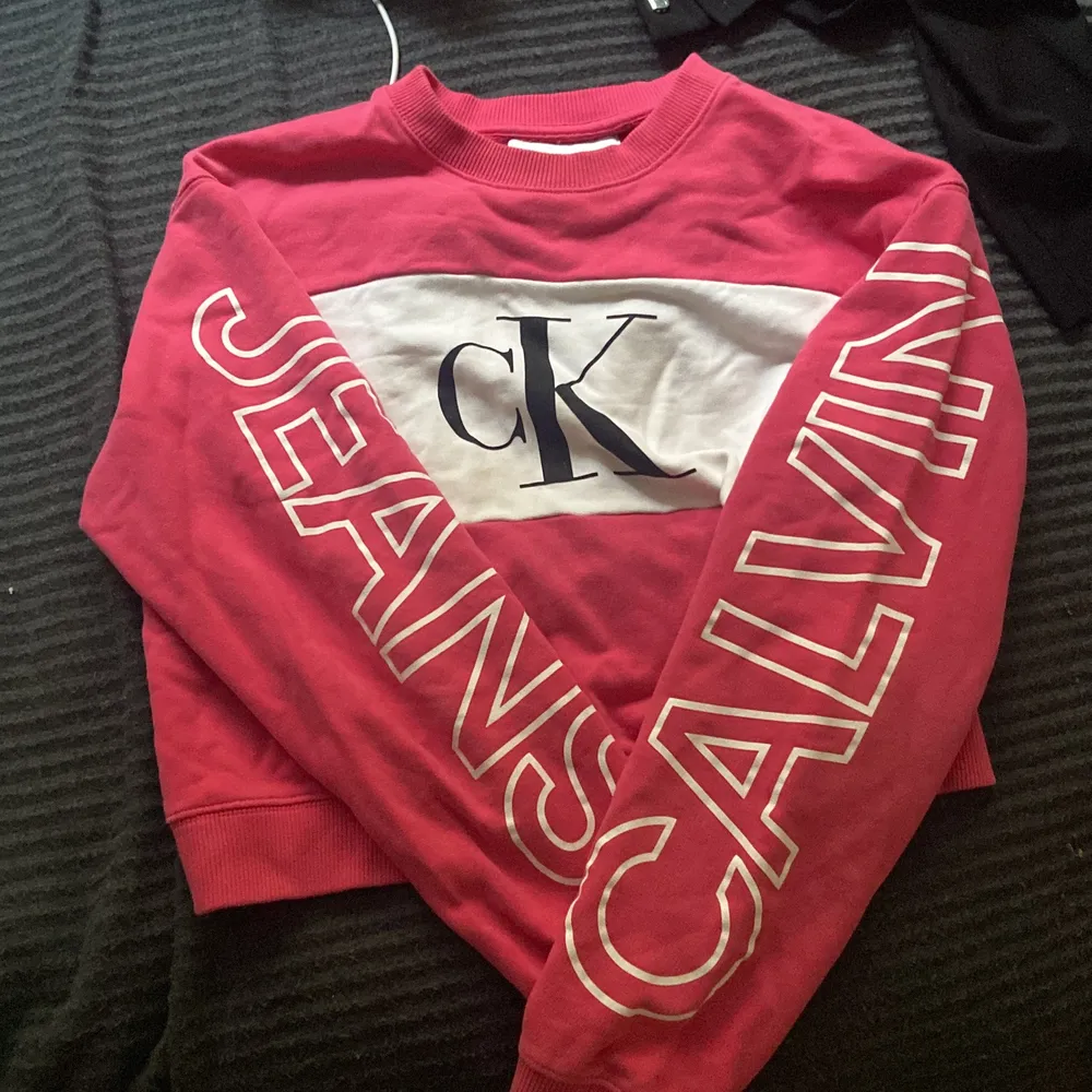 Säljer denna jätte fina tröjan från Calvin Klein limited edition, använt väldigt lite för att den är för lite för mig ner till och har varit sen jag köpte den. Använt 6gånger max och hoppas att den passar nån annan🫶🏽 kontakta mig om ni har nån fråga!!💗. Tröjor & Koftor.