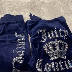 Juicy couture  - Hej! Jag säljer ett blå juicy sett för 250kr både byxorna och koftan. Det här sätet är väldigt skönt och matchar me allt. Skriv till mig för mer information. Frakt 50kr😊