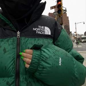 Tjena! Säljer nu min fina north face nuptse 1996 vinterjacka. Bra skick, skicka ett dm om du undrar något