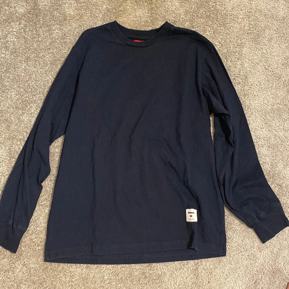 Brand new Supreme crewneck from the Fall/Winter 2019 season. Note that the color is navy blue not black. Size M, Medium. Message for more images.. Hoodies.