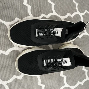 Steve Madden skoe - Säljer ett par Steve Madden skor i storlek 37. Nypris 1150. 