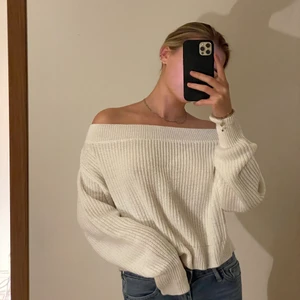 Stickad tröja - Stickad off-soulder tröja från Gina i storlek xs 💜