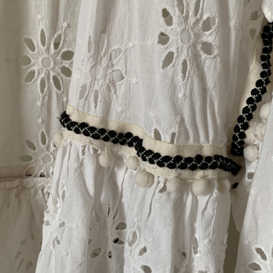 Vit Blus med broderi - flowers - ZARA - 90