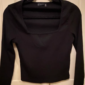 Topp med fyrkantig halsring - Svart ribbad långärmad topp med fyrkantig halsring. Inte alls mycket använd så jättefint skick. Är i storlek 38 men skulle säga att den är liten i storleken så mer som en 36.  Köpare står för frakt. Hör av dig vid intresse eller fler bilder!🖤