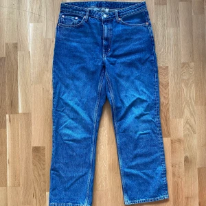 Nya Weekday Voyagejeans BLÅ strl 32/28 - Blåa Weekdayjeans i modellen Voyage och storlek 32/28  Aldrig använda, helt nyskick (lappen är dock borttagen)  Alla plagg skickas nytvättade