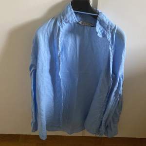 Blå jätte fin skjorta från ZARA. Använd ett få tal gånger men har insett att det inte är min still. 