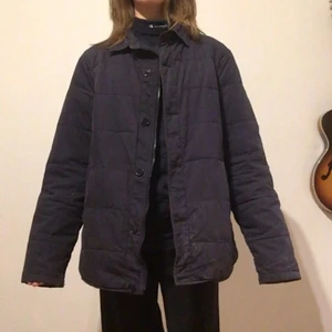 Mörkblå höstjacka  - Mörkblå höstjacka mansmodell som blir snyggt oversized. Gott skick och lagom varm till hösten framöver. 