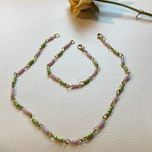 Handmade handgjord halsband och armband med gröna och rosa pärlor. Köparen betalar frakten