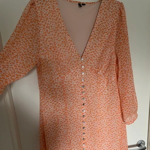 Klänning från vero moda st XL - Säljer nu min klänning från vero moda i storlek Xl men skulle säga att det är en mer L, säljes pga för stor! Väldigt fint skick! Köparen står för frakt! 200+frakt