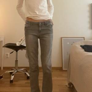 Ljusgrå raka lågmidjade jeans.  Midja 26 och längd 32. Märket är Eprit. 💖