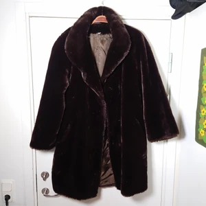 Brun fuskpäls - Fantastisk brun vintage-fuskpäls, väldigt lik en äkta men så mjuk och skön. Märkt som storlek 38, men skulle säga att den passar upp till L. Stor. Stängs med smidiga metallspännen och en knapp🌿