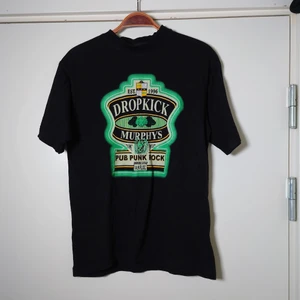 Bandtröja - Bandtisha med tryck, Dropkick Murphys. Märkt som XS men är som en M🌿
