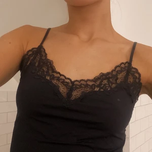 Spets linne  - Fint linne med spets från Lindex 🖤 kan både användas som nattlinne men även kan man klä upp det!