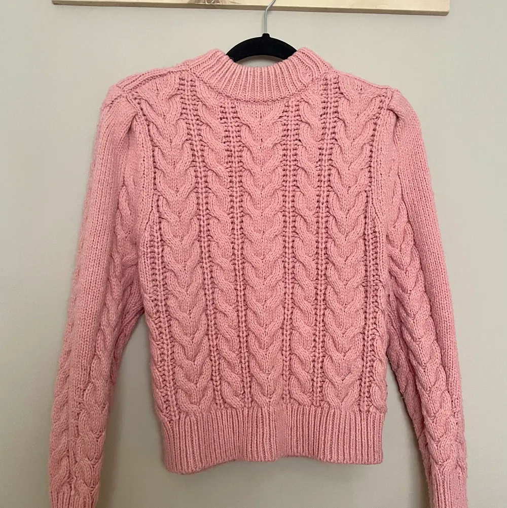 Rosa kabelstickad tröja från H&M. Tvättad 1 gång, fint skick! Strl M (liten i strl). Nypris 299 kr. Säljer för 80 kr (exklusive frakt)💕. Stickat.