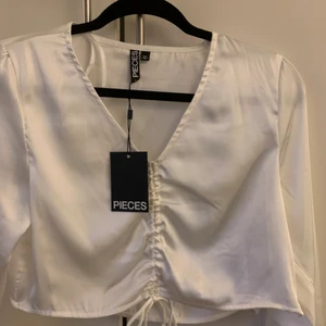 Pieece  - Toppen är i L men är välldigt liten i storleken så ja skulle säga att det är en m eller s. Den är helt oanvänd med lapp kvar!  Samma topp finns helt oanvänd i svart, vill ni köpa båda kan ni få paketpris😍