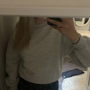 Grå sweatshirt  - Helgrå sweatshirt från Gina tricot i storlek xs💕 