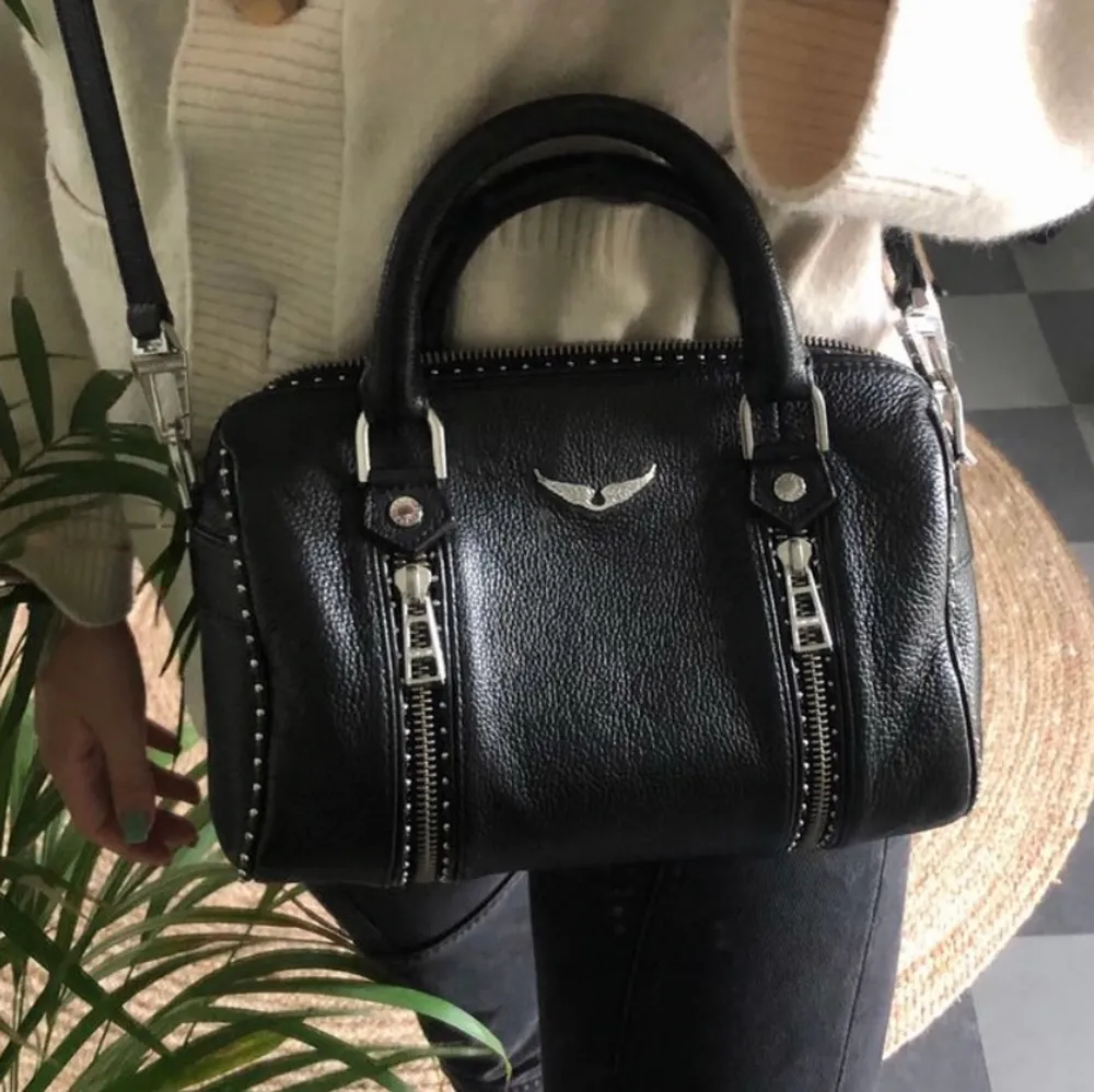 Säljer assnygg Zadig Sunny bag!☀️💞köpt på zalando för ca 1500kr för några veckor sedan. Säljer för att den inte kommer till anndvändning❤️‍🔥🫶🏽slutsåld på zalando! INTE 99kr frakt. Väskor.