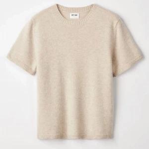 Soft goat T-shirt - Beige snygg softgoat köpt på softgoat❤️‍🔥 köpare står för frakt. Nypris 2095:-. Färgen: natural sand.🫶🏽 Ganska använd men inga skador!❤️‍🔥💞frakten är INTE 99kr 