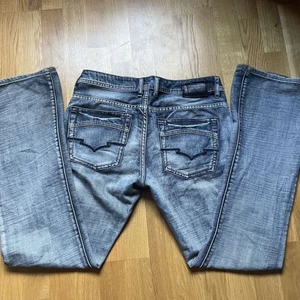 bootcut jeans - skit fina bootcut jeans med cool wash, dom passar tyvärr inte mig och därför säljer jag dem💟 det står strl 30 och dem har inga defekter förutom att dom är lite slitna nere