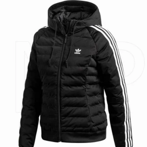 Adidas Vinter Jacka - Vinterjacka från adidas. Storlek Xs. Kosta runt 1000kr. Mitt pris: 300 kr. Har ingen användning av den då jag vill sälja. Snygg jacka till vintern. Den ser ny ut 