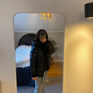 Peak performance jacka - Svart peak jacka, ett litet hål vid innerärmen som är lagat!💗