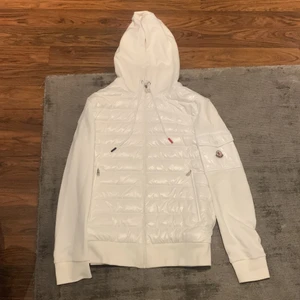 Moncler Jacka - vit - Hej säljer min moncler jacka för att den är för stor, helt oanvänd.storlek: XL Slimfit, passar som L   Skick: 10/10  Dm:a vid fler frågor
