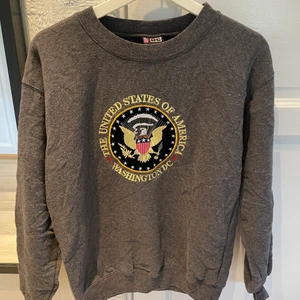 Vintage sweetshirt  - Säljer denna häftigt vintage sweetshirt! Som är i super bra skick! Denna tröja Ger lite top gun känsla i mina ögon. Storlek medium 