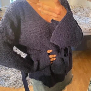 Stickad tröja  - Jättefin stickadtröja från mango med detaljer längst ner vid armarna. Använd 2 ggr. Den är mörkblå storlek s/m